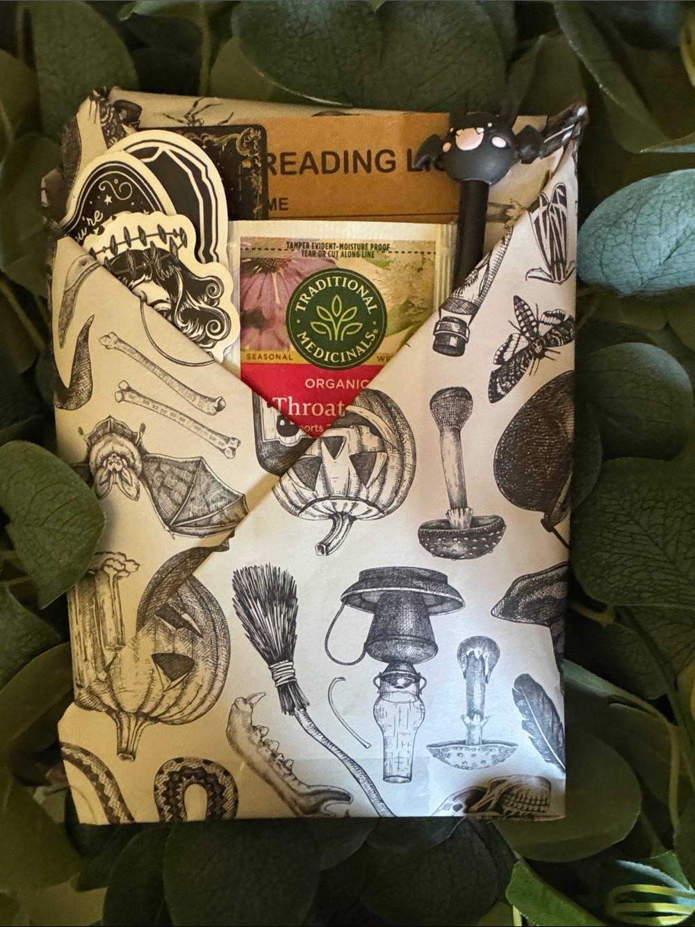 Blind Date with a Book: Halloween Edition 🎃📚🕸️ - Picture 6 of 7